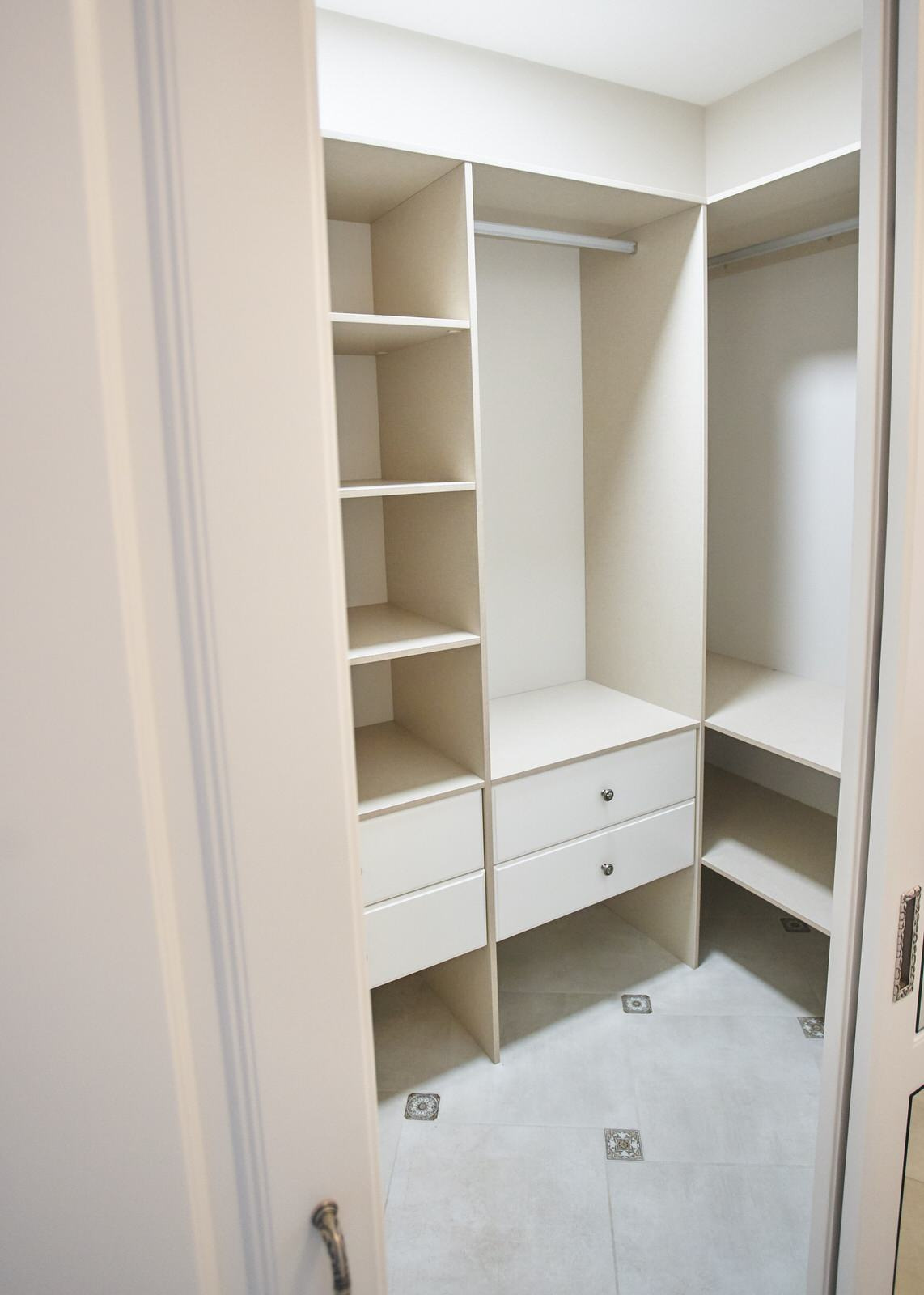 Гардеробная система классика raumplus с раздвижными и распашными дверьми