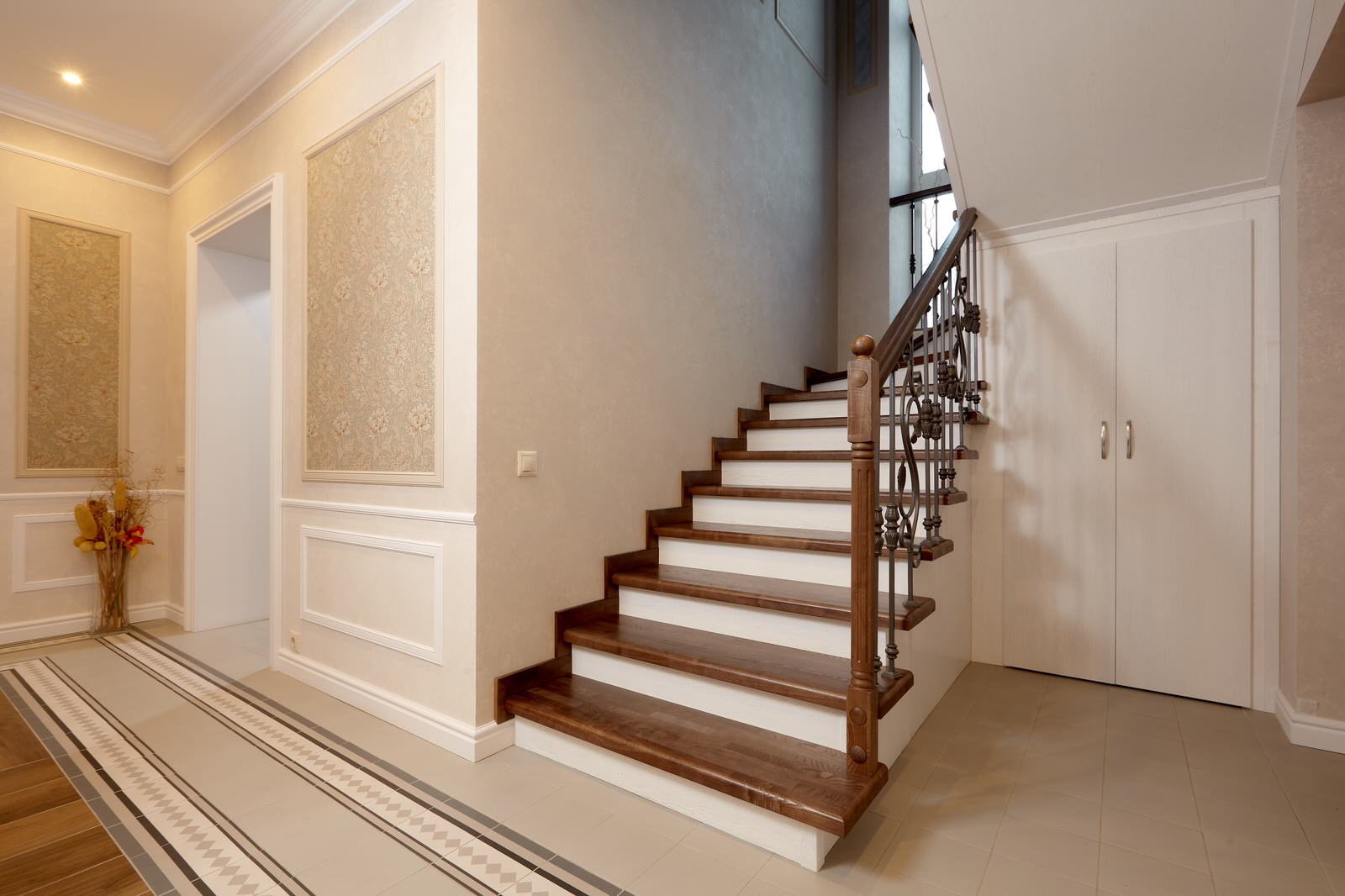 Лестница с гардеробной