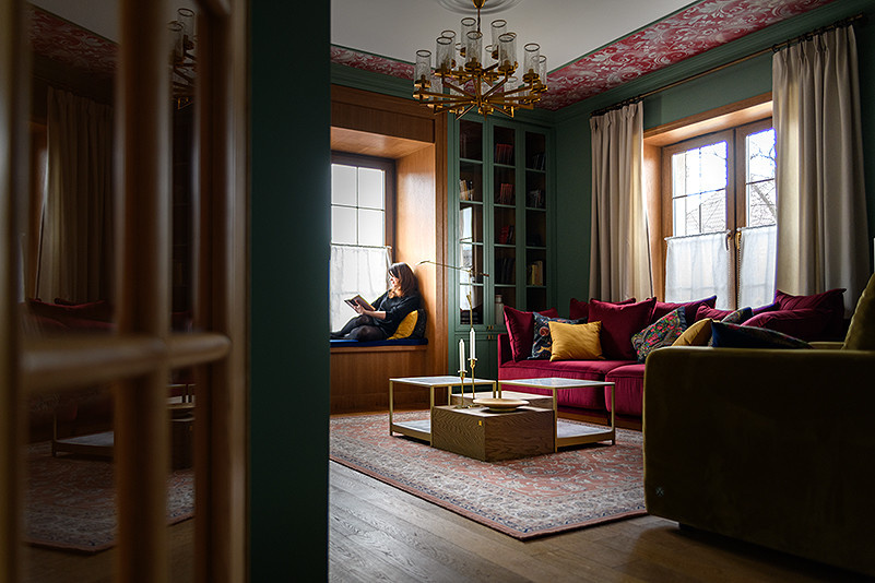 Проект недели: Пряничная гостиная с изразцовым камином