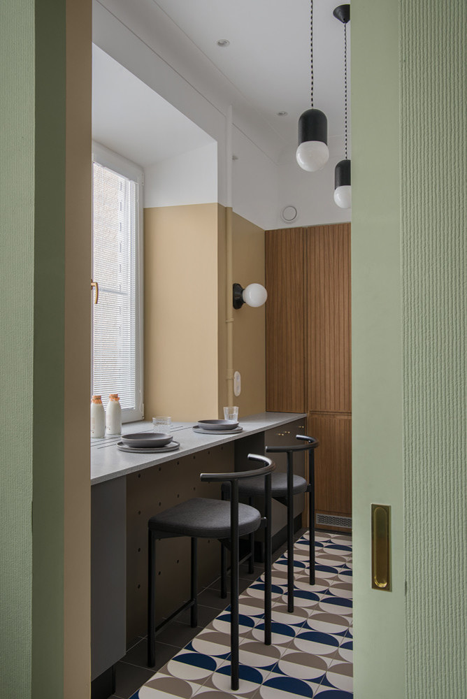 Бутылка кефира пол батона