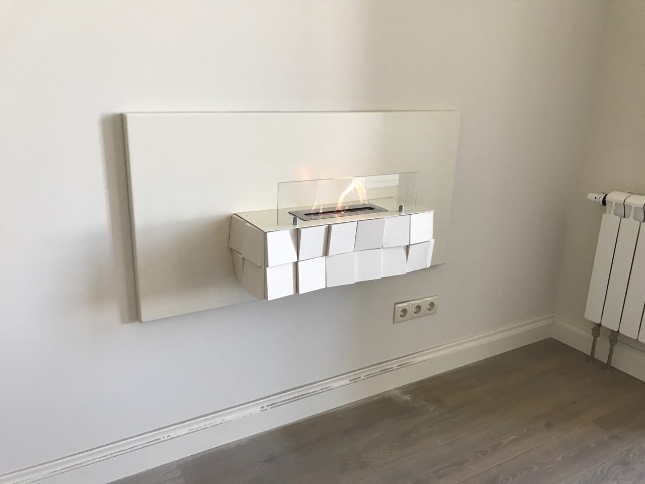 Изготовление под заказ: белый настенный биокамин Kvadro Wall
