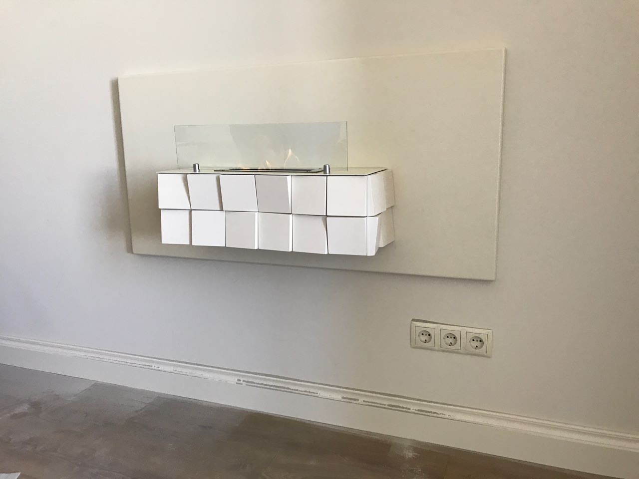 Изготовление под заказ: белый настенный биокамин Kvadro Wall