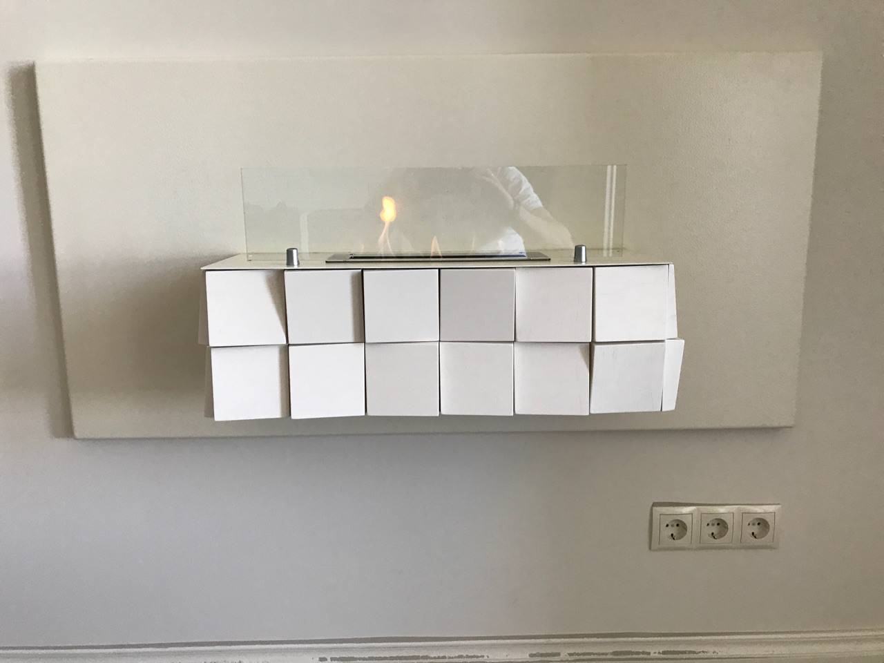 Изготовление под заказ: белый настенный биокамин Kvadro Wall