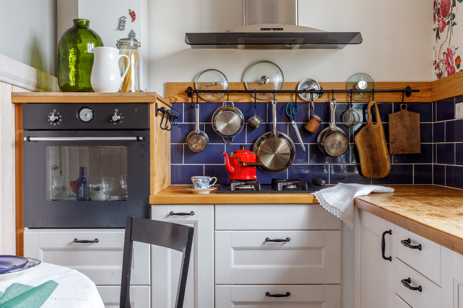 Кухня в видовой квартире в центре Краснодара