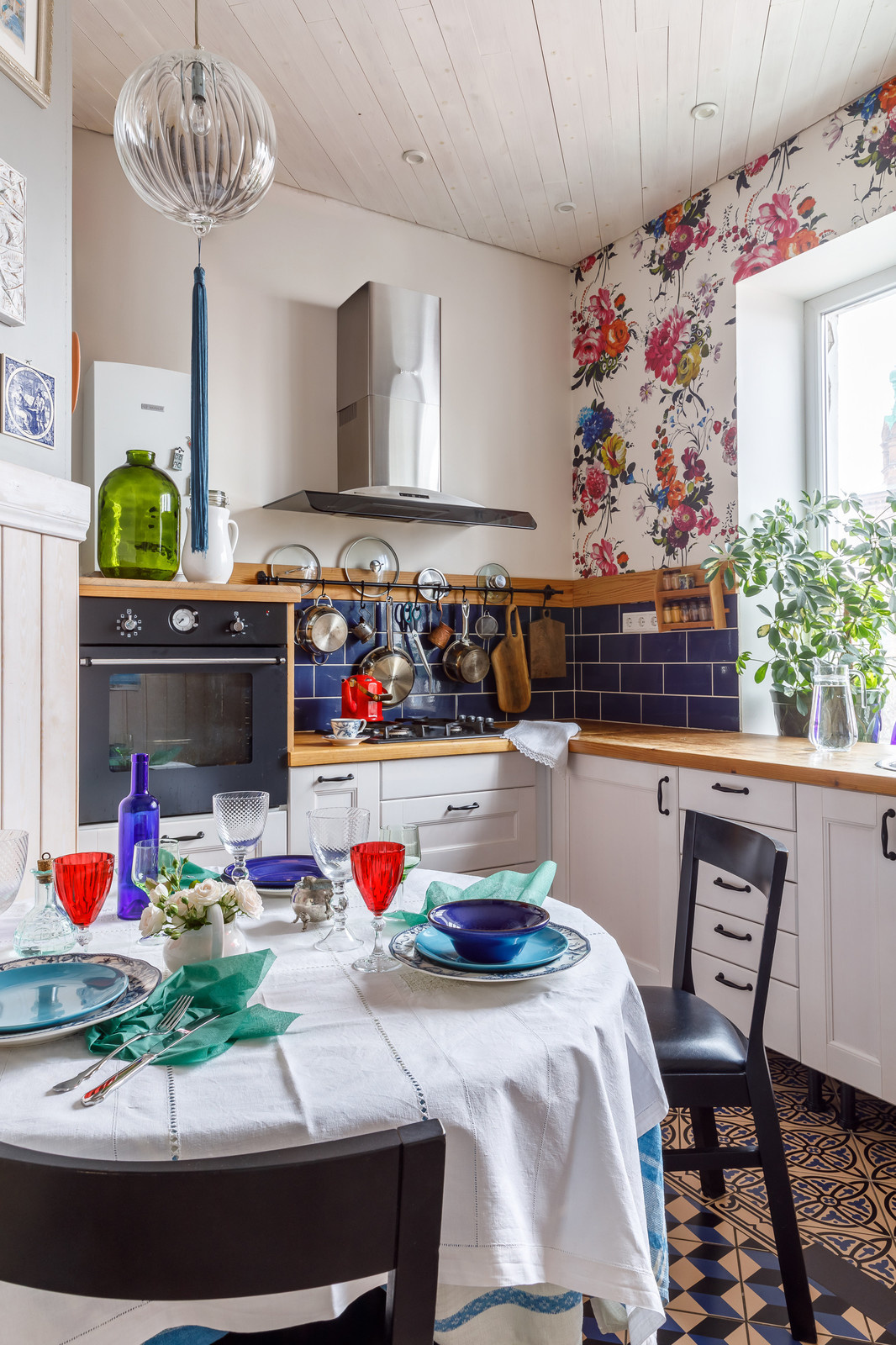 Кухня в видовой квартире в центре Краснодара