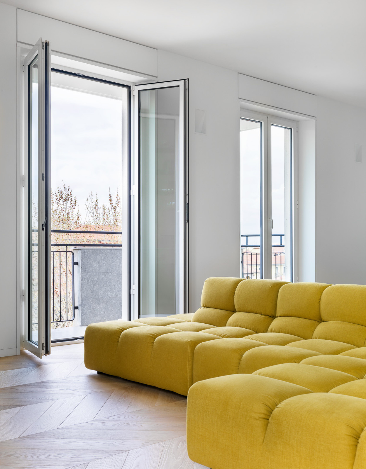Minimalist italian apartment