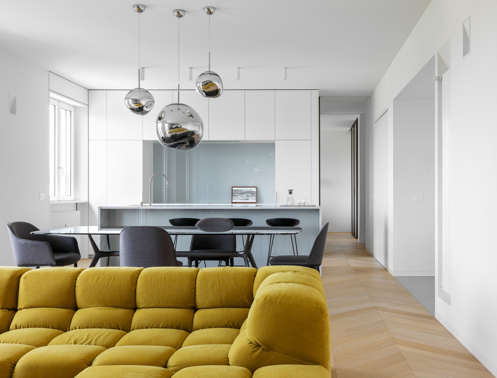 Minimalist italian apartment