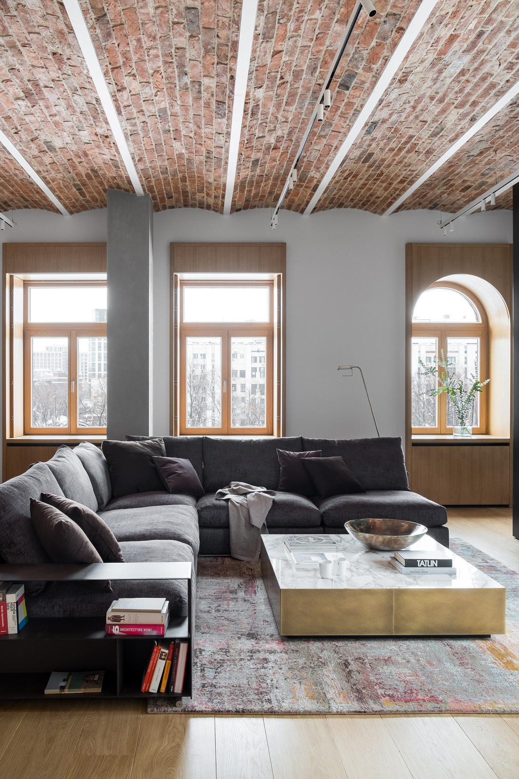 Арочный потолок из кирпича BrickTiles.Ru в гостиной по дизайну  STUDIOPLAN.