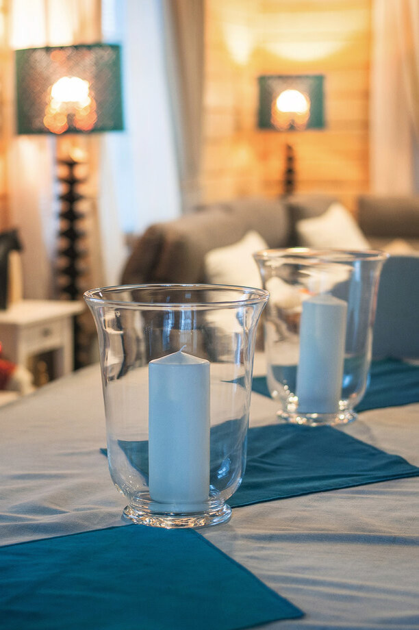 Дизайн интерьера гостиной в деревянном доме.