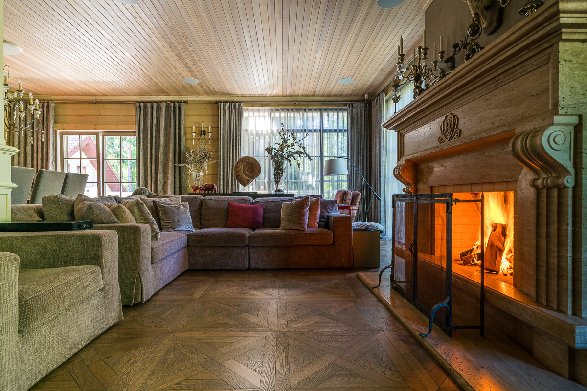 Камин из травертина в загородном доме.