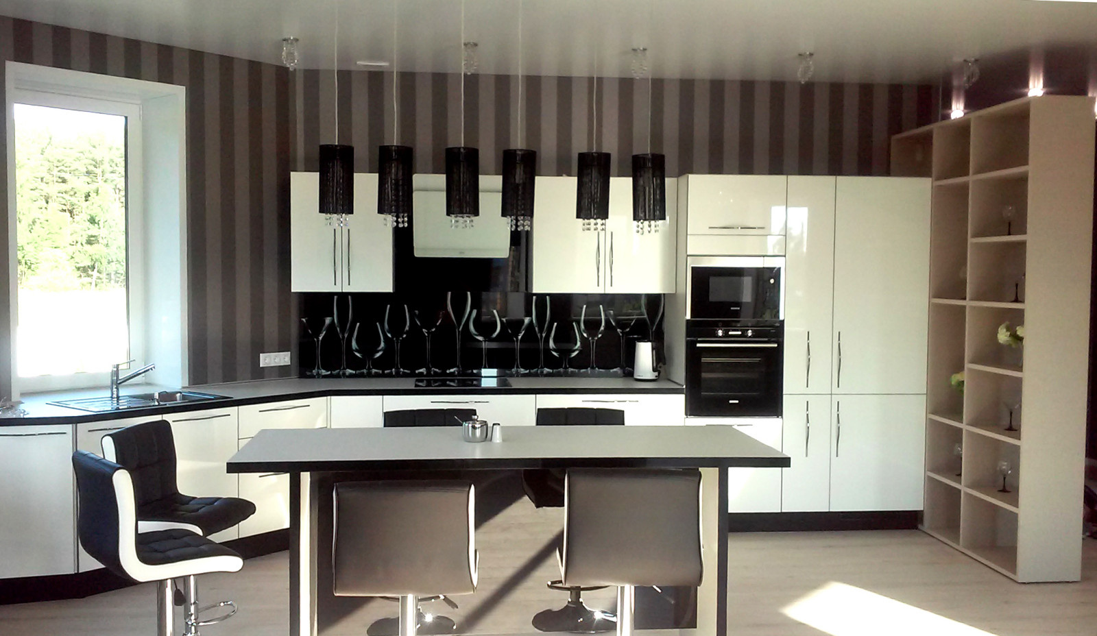 Обложка проекта: Белая кухня неправильной формы в частном доме со столовой группой и стеллажом