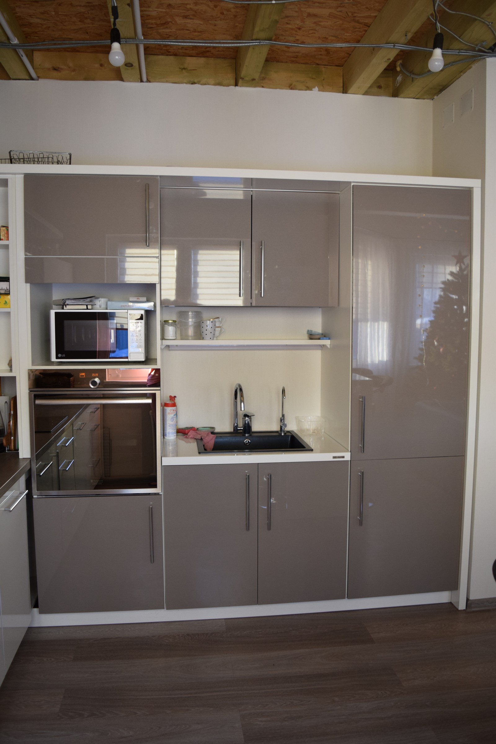 угловая кухня с барной стойкой в дом серая/белая