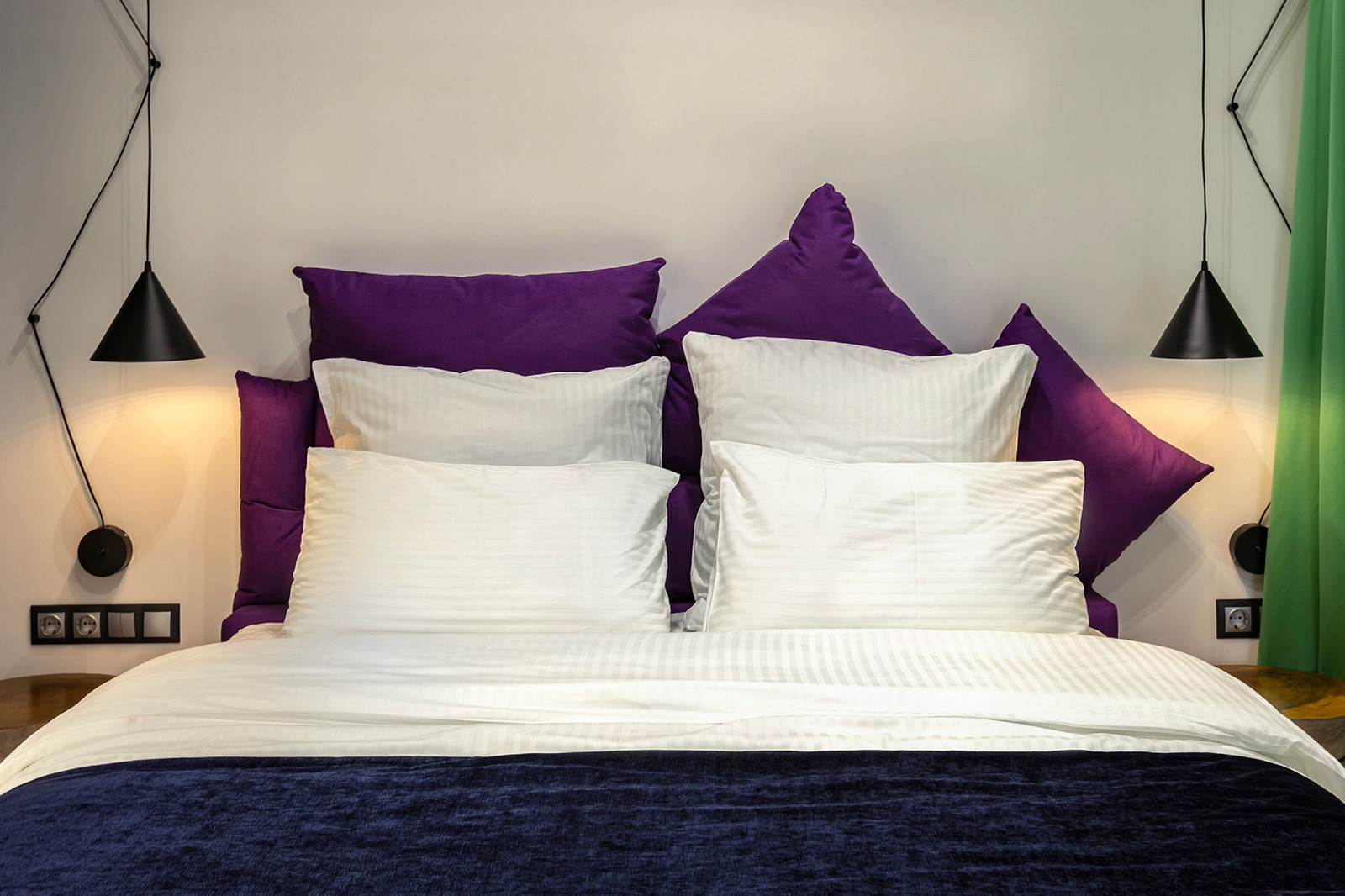 Studio with a soaring bed over grass-plot /Студия с парящей кроватью и лужайкой