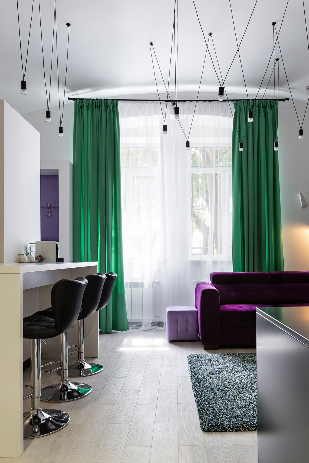 Studio with a soaring bed over grass-plot /Студия с парящей кроватью и лужайкой