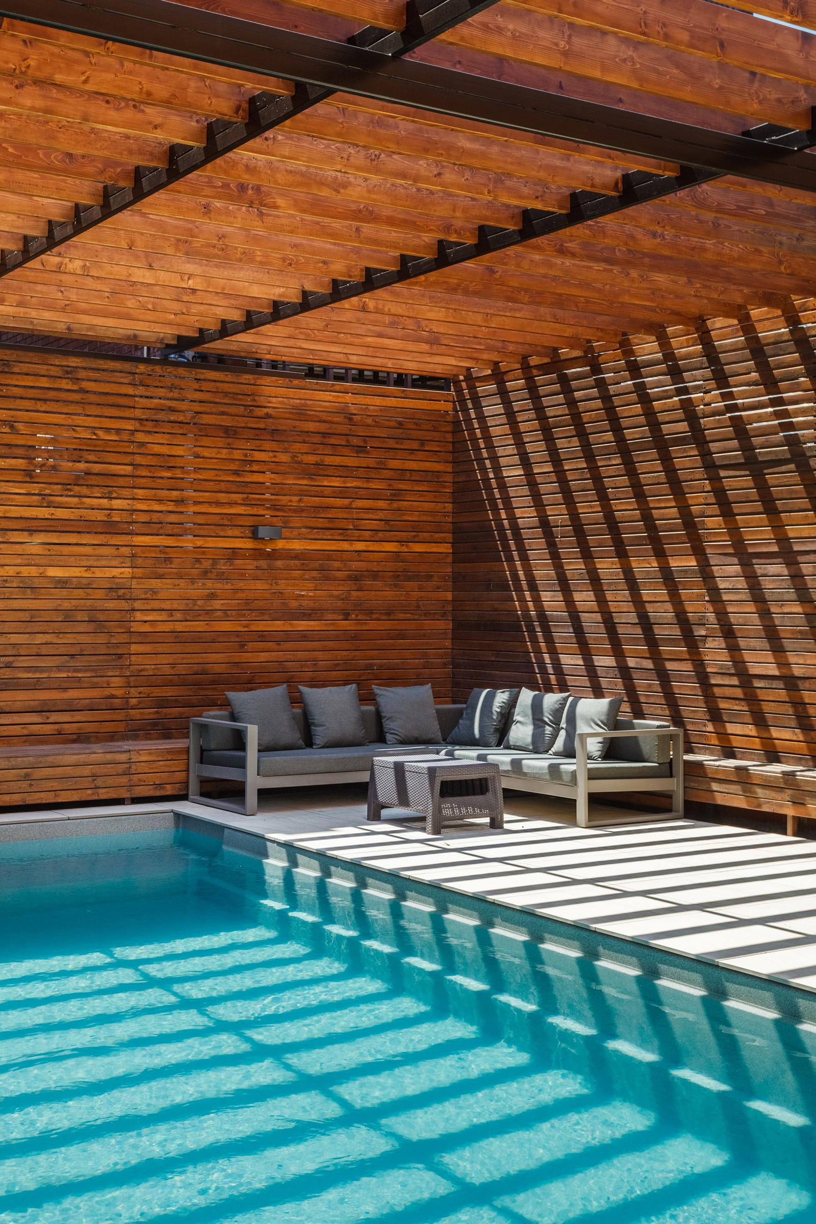 Частный дом.Территория бассейна.