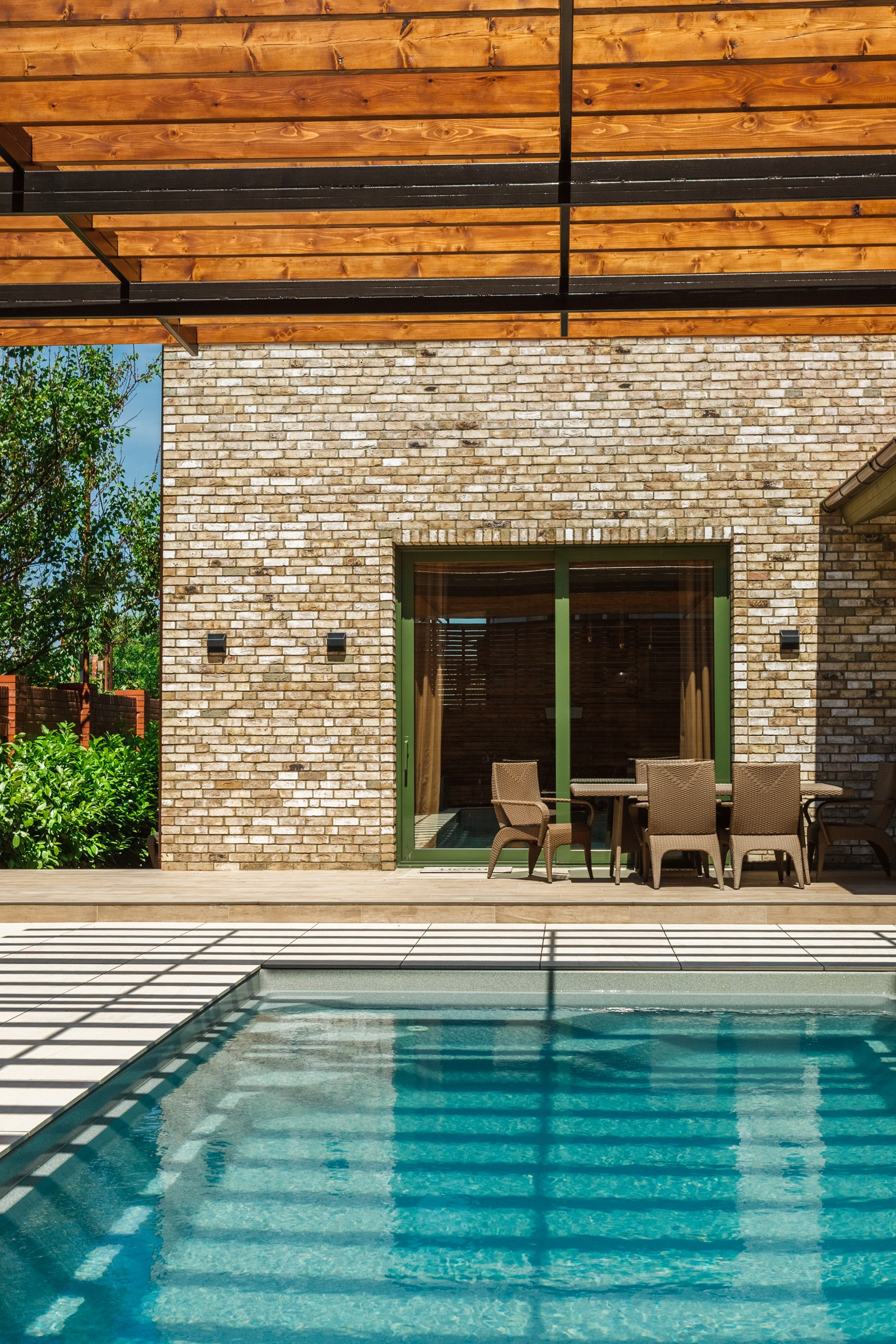 Частный дом.Территория бассейна.