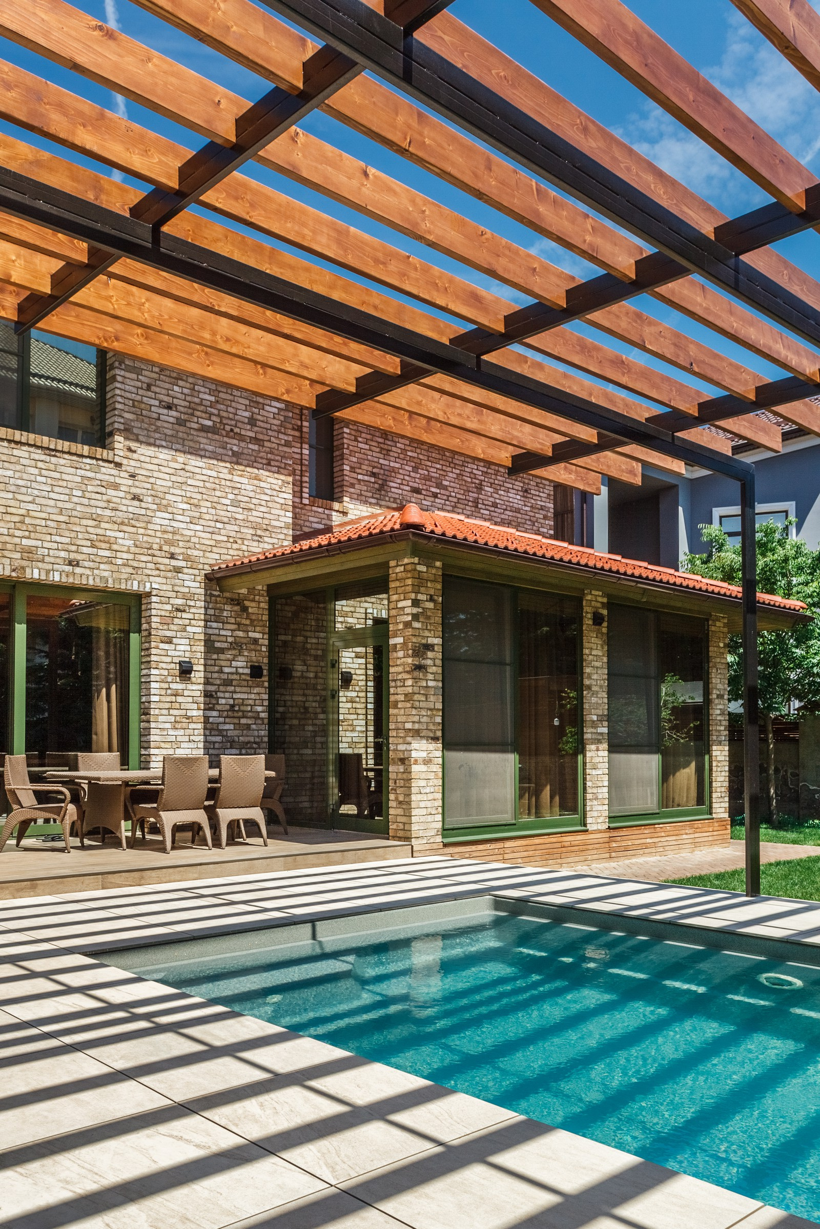 Частный дом.Территория бассейна.