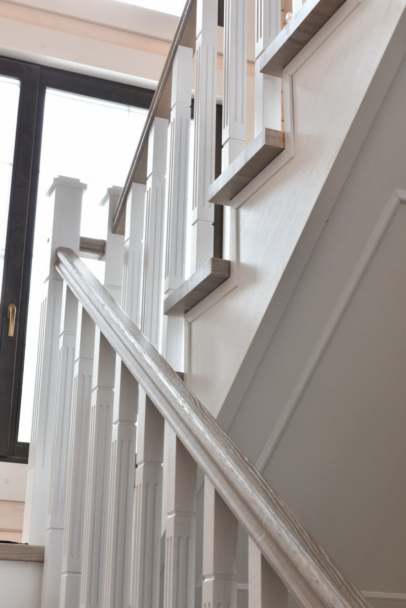 Лестница в доме из клееного бруса