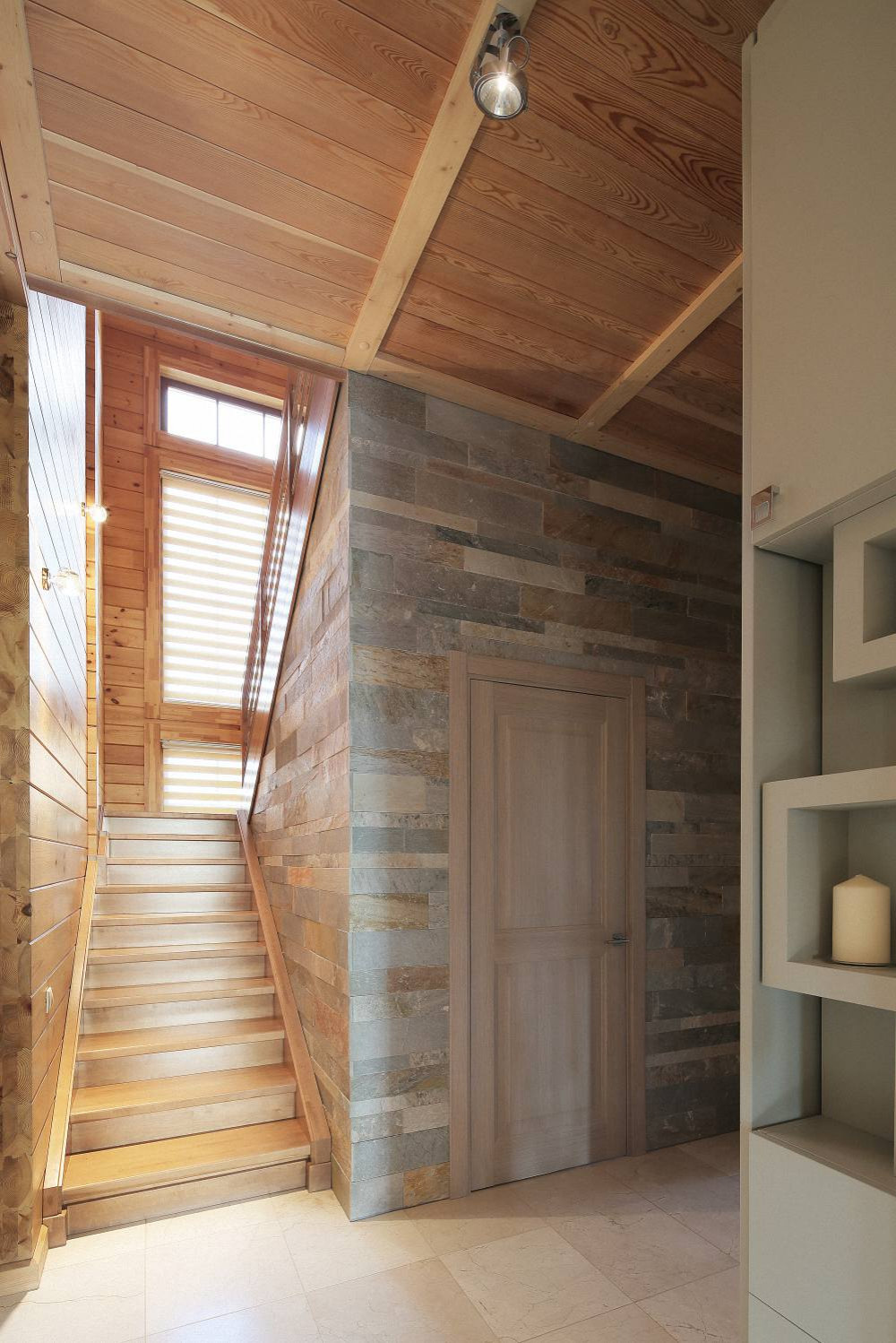 Лестница в доме из клееного бруса