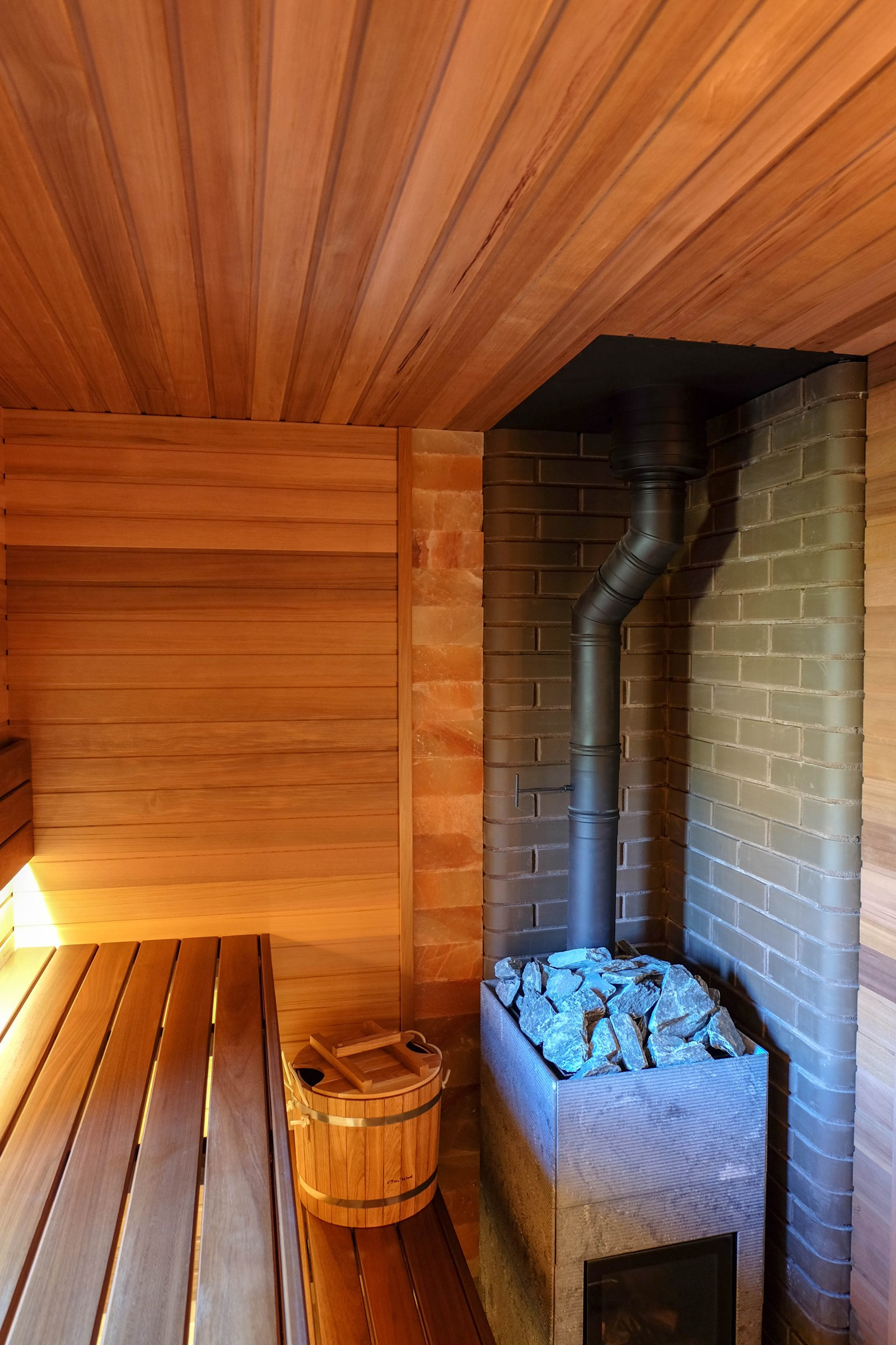 Вопрос: Как защитить стену за печью или камином