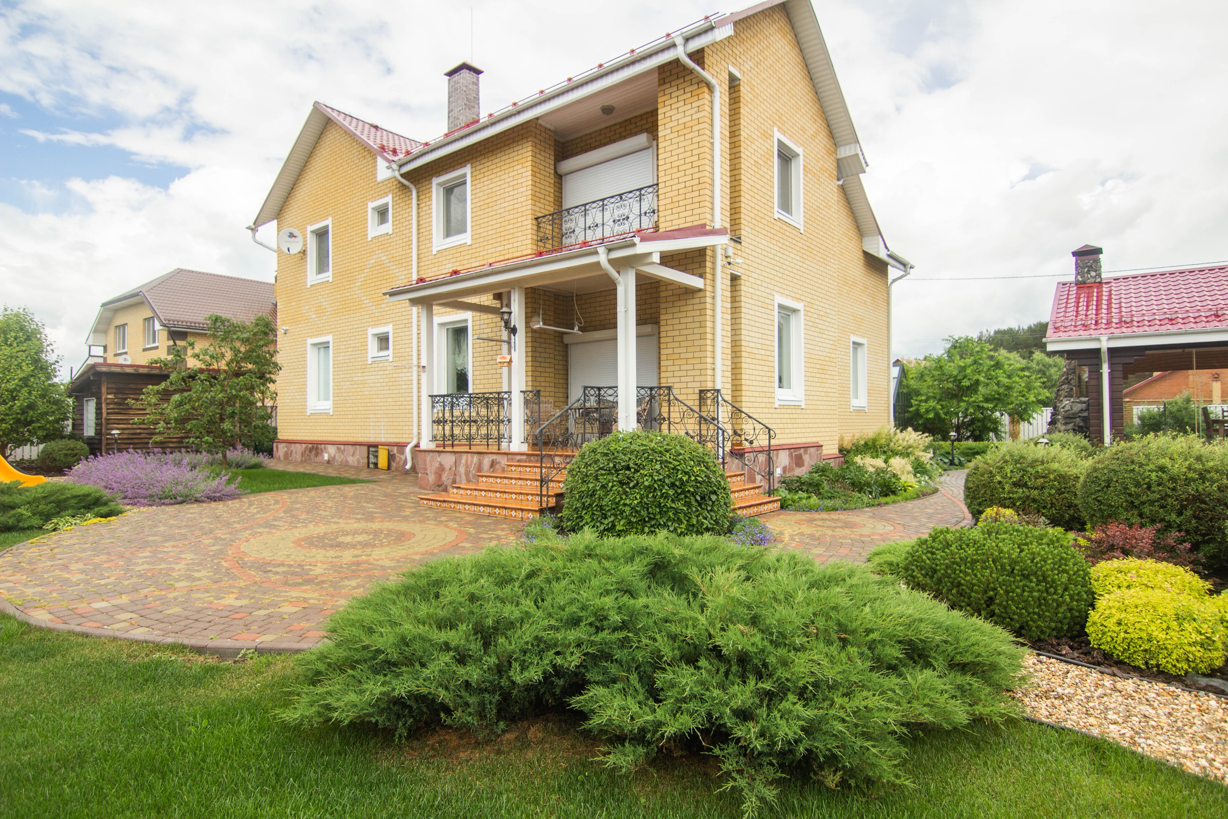 Сад с зеленой крышей