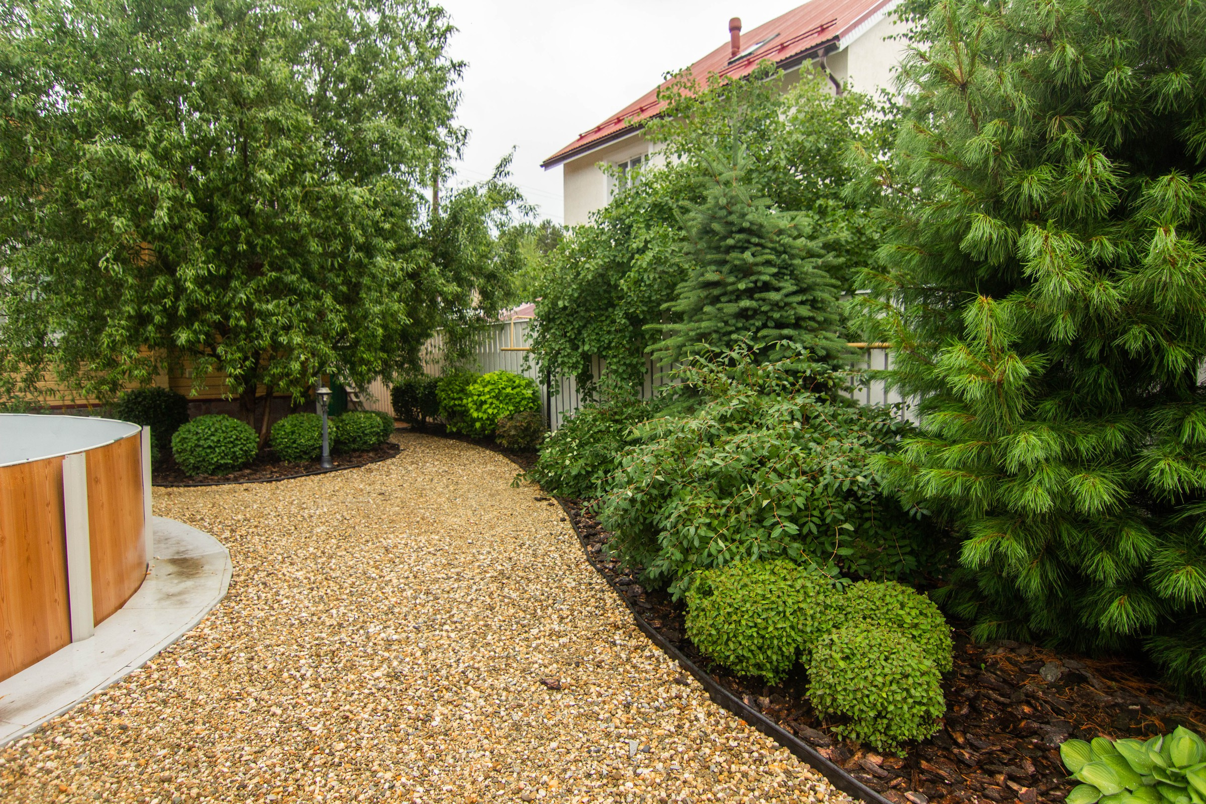 Сад с зеленой крышей