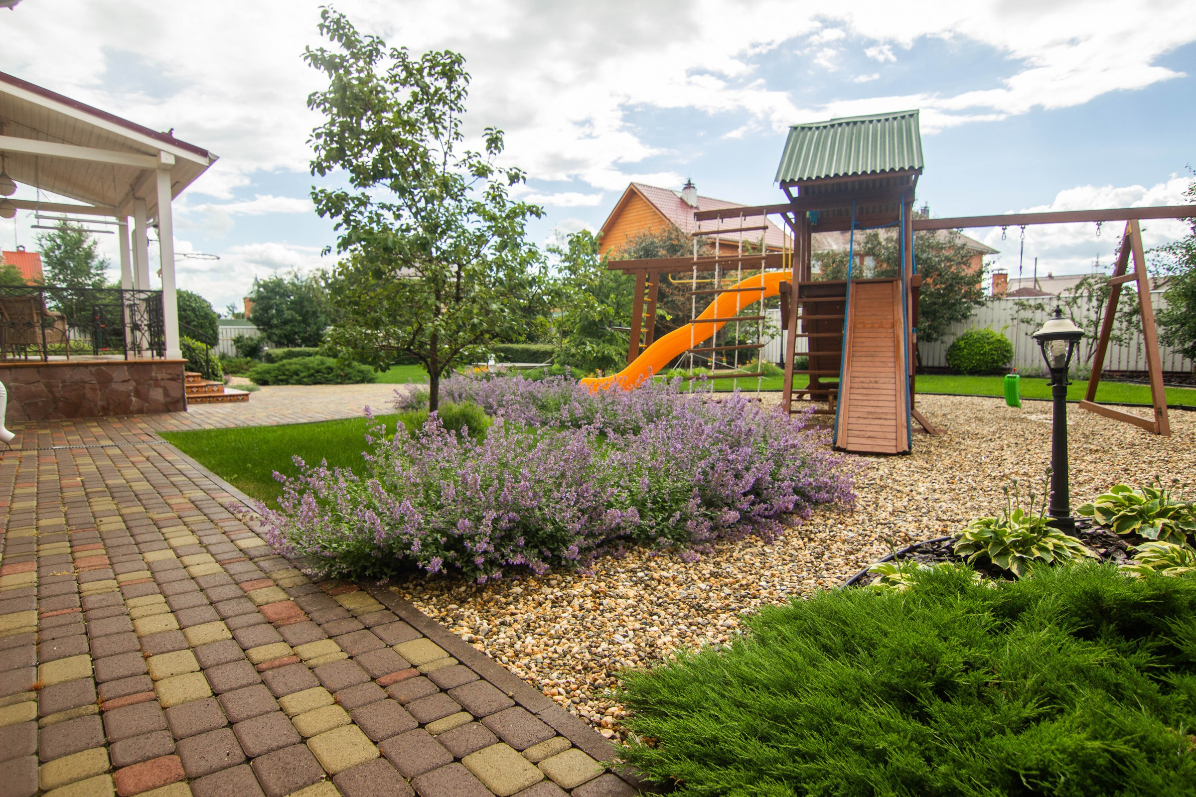 Сад с зеленой крышей