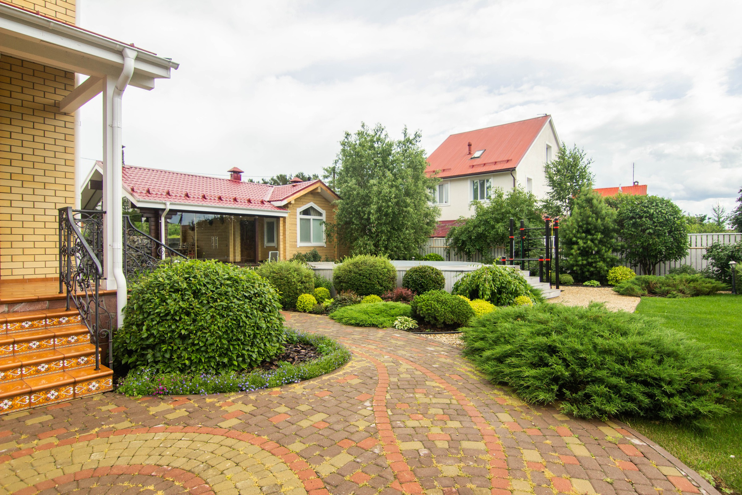 Сад с зеленой крышей