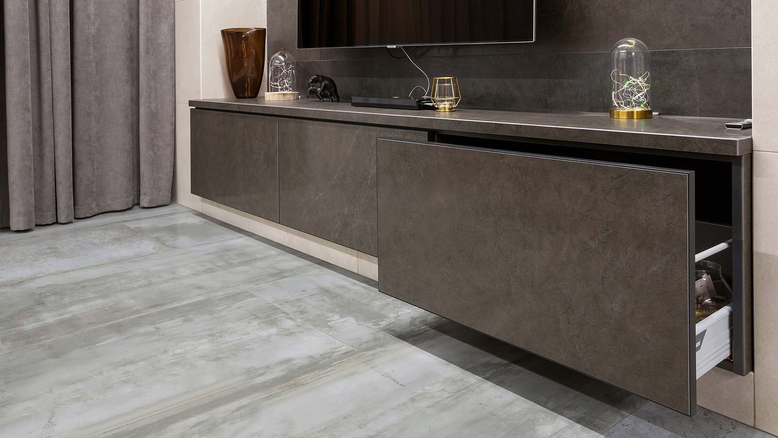 Кухня-гостиная из керамики, текстуры камень, цемент, металл