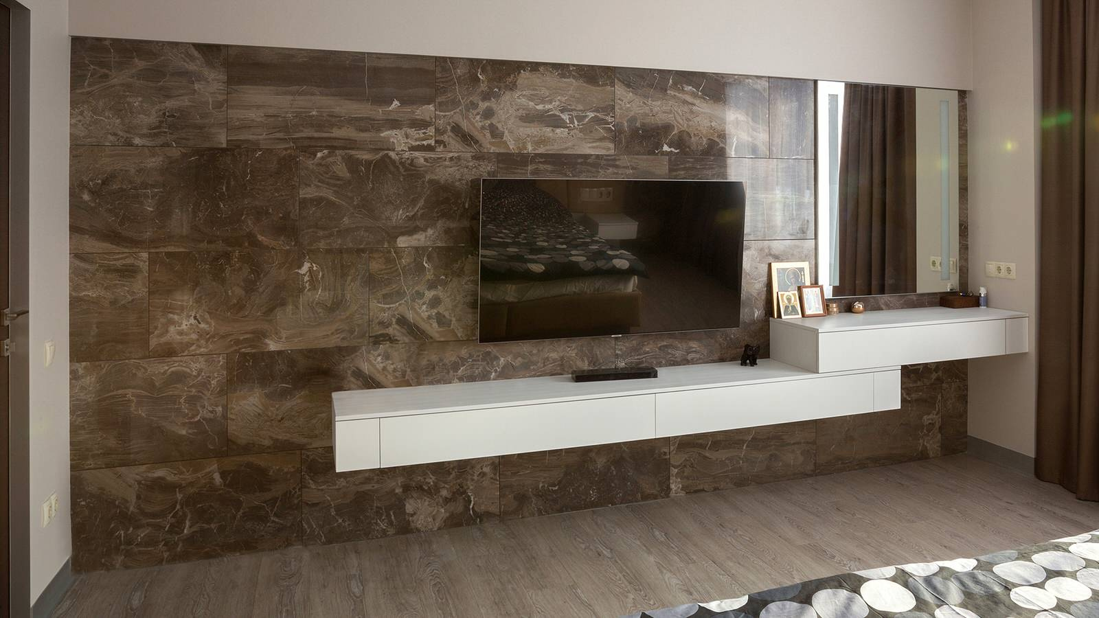 Спальня с ТВ зоной и отделкой из листового керамогранита