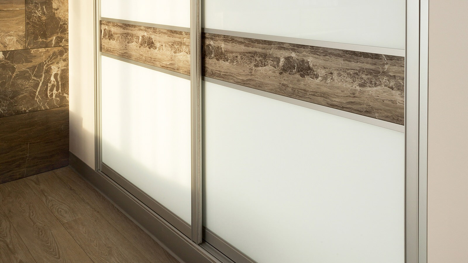 Спальня с ТВ зоной и отделкой из листового керамогранита