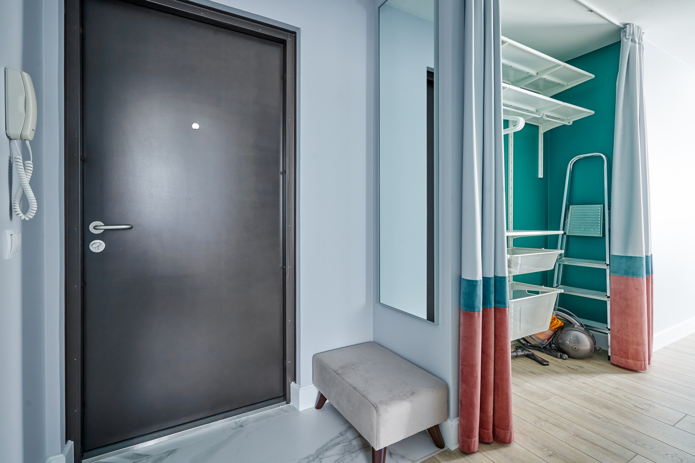 На берегу лесного ручья