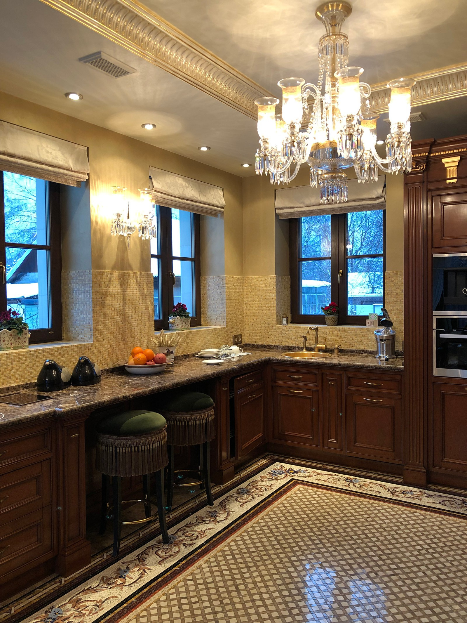 Кухня-столовая для любителей классики