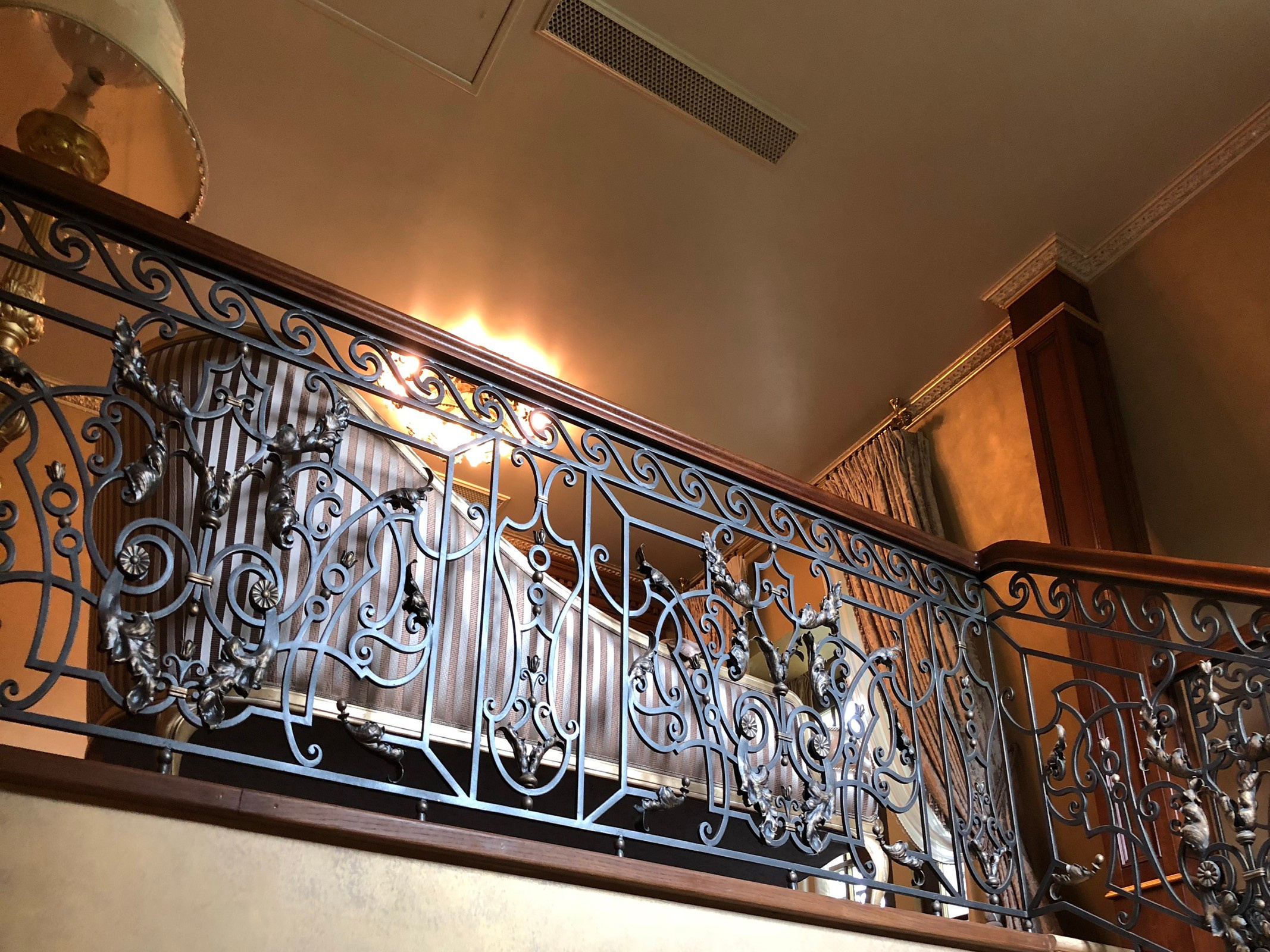 Мраморная лестница и кованые перила