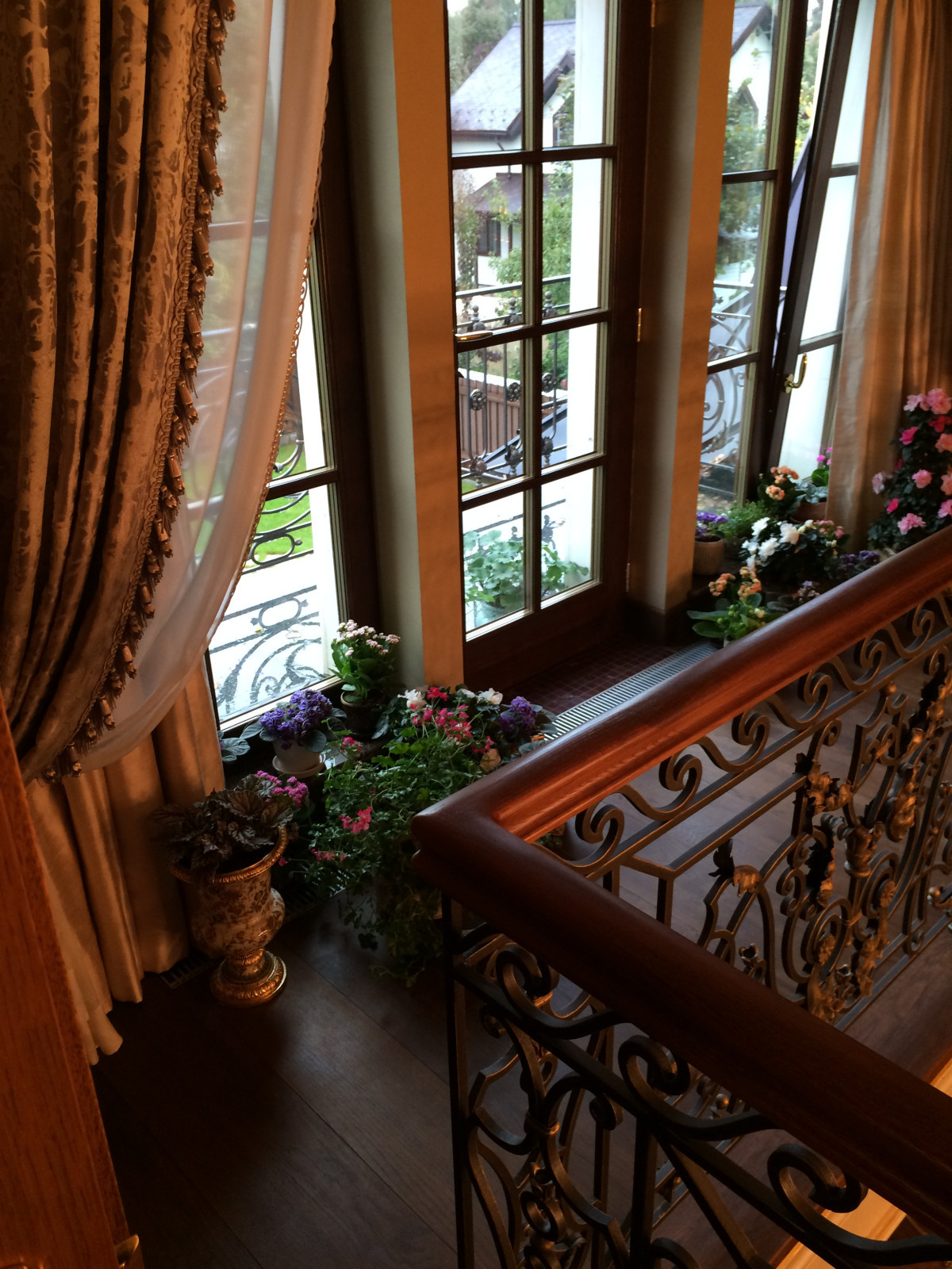 Мраморная лестница и кованые перила