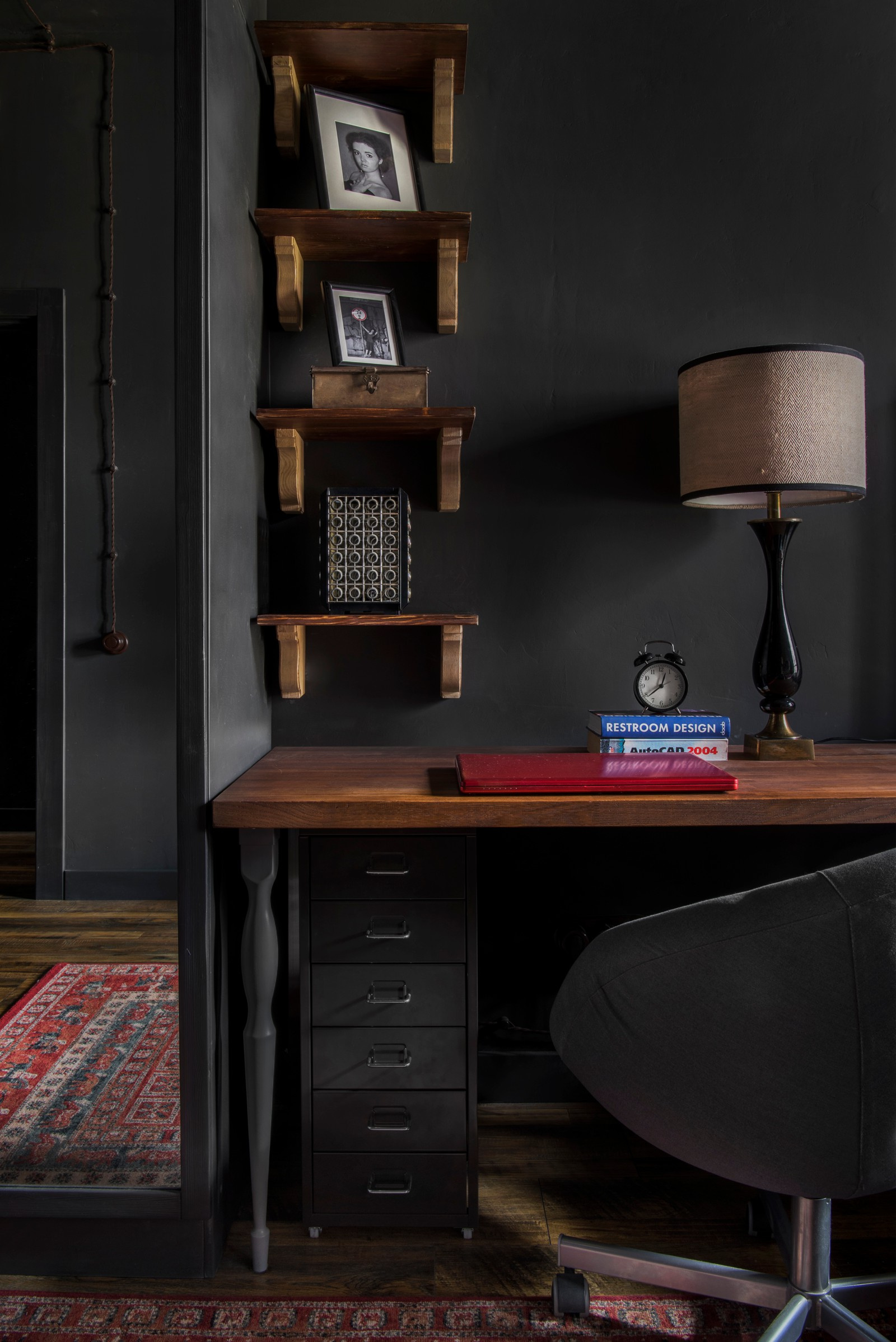 Дизайн спальни в стиле лофт в темных тонах