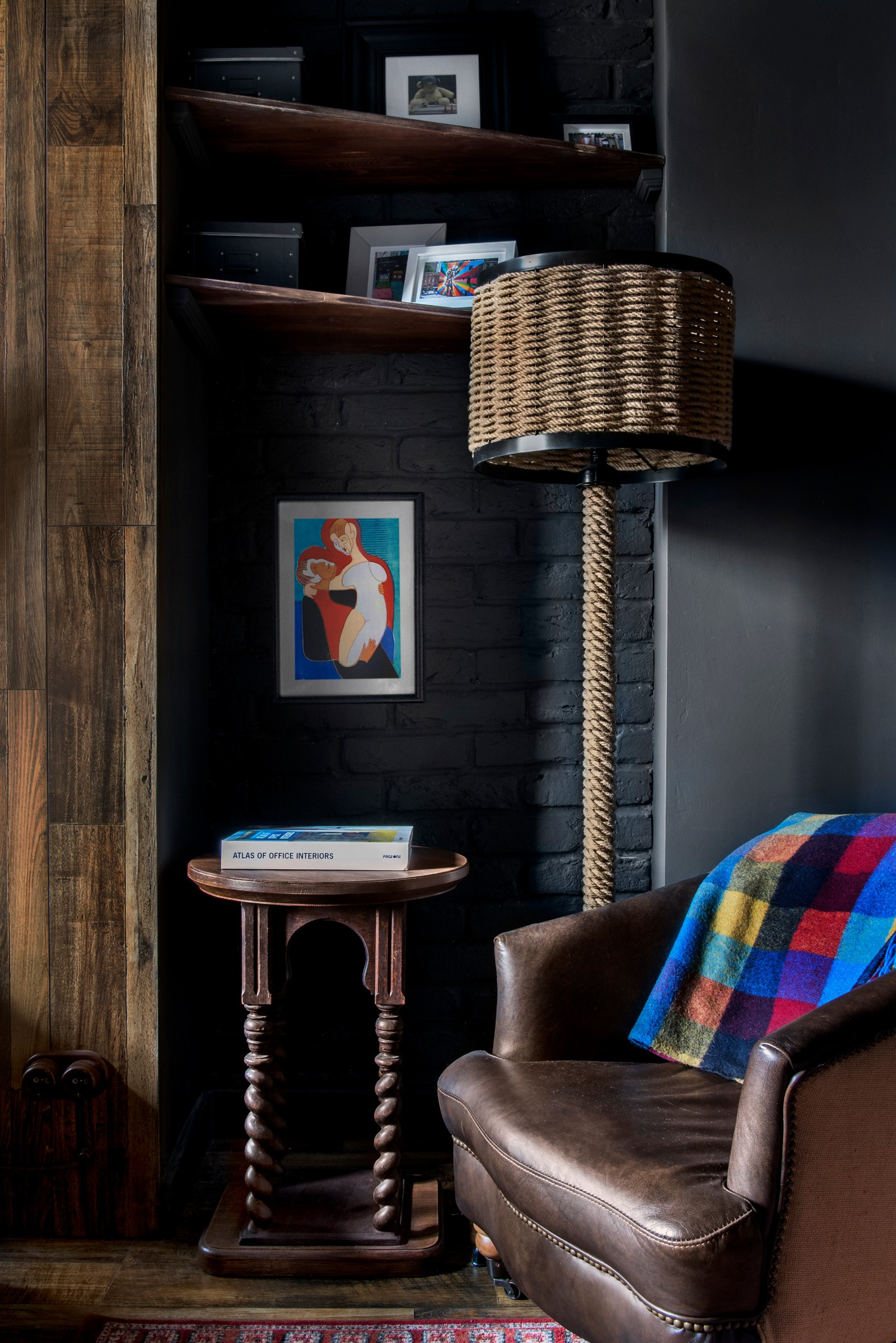 Дизайн спальни в темных тонах в стиле лофт