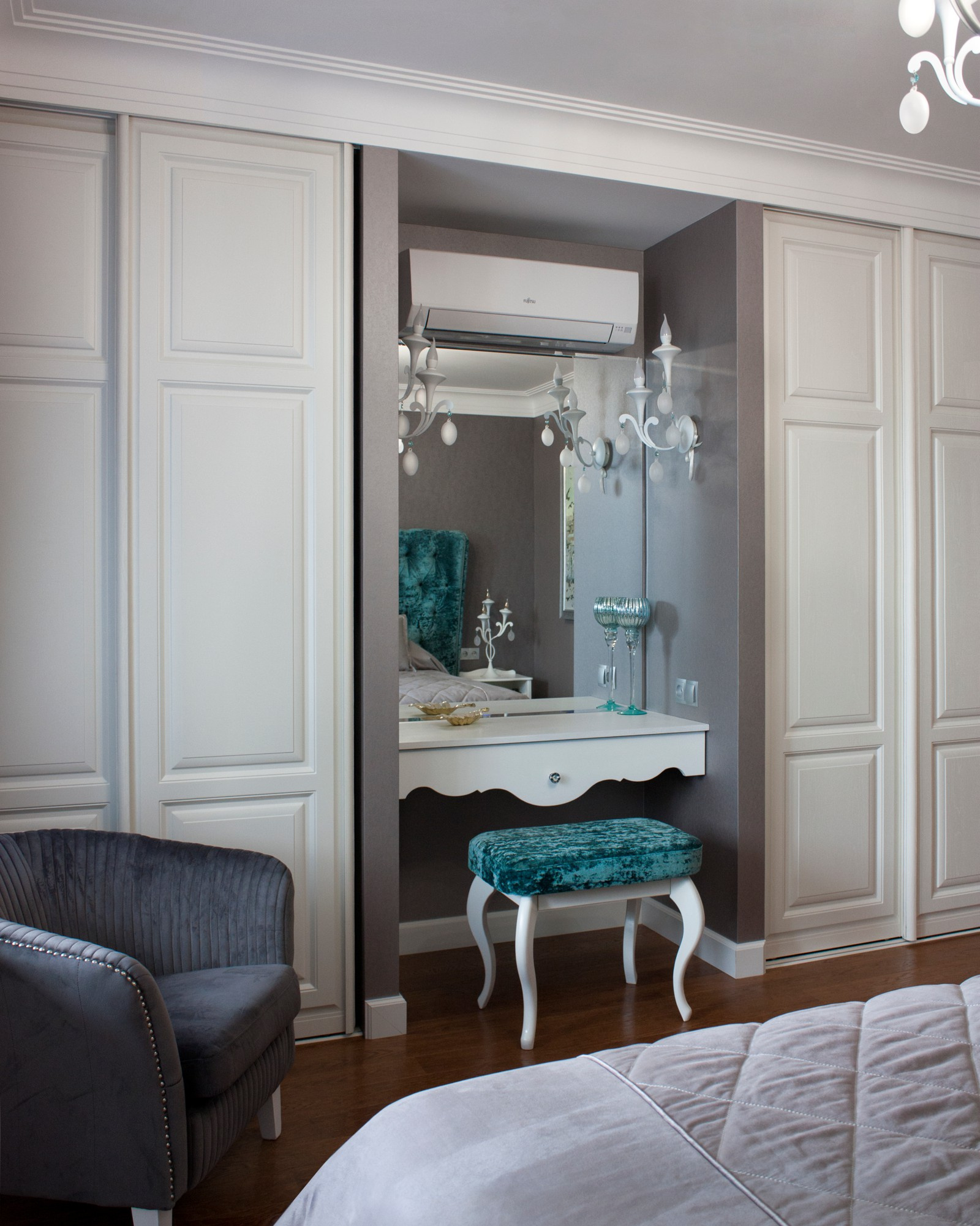 Яркая история.