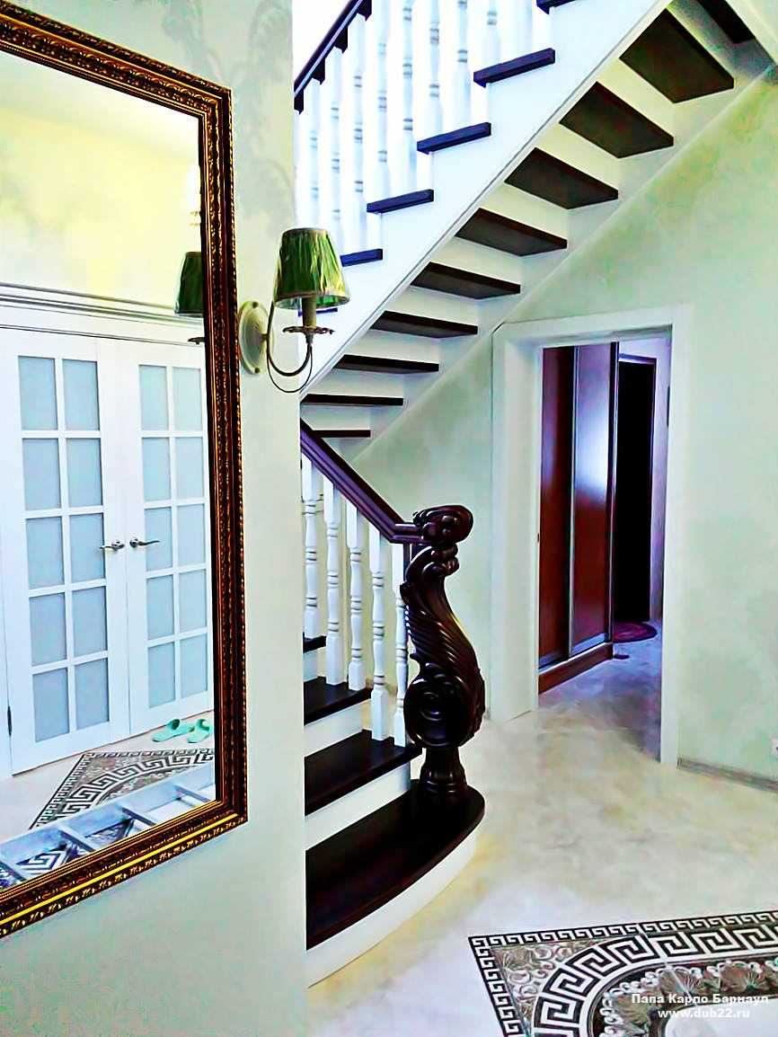Лестница с резным столбом в Павловске