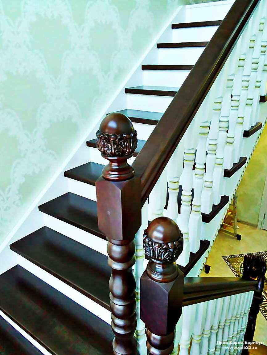 Лестница с резным столбом в Павловске