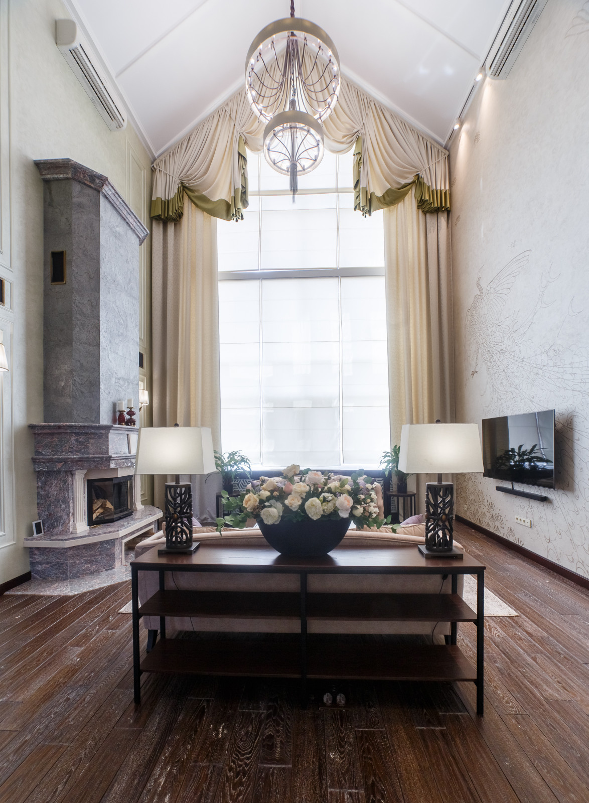 Интерьер загородного дома с двусветным пространством