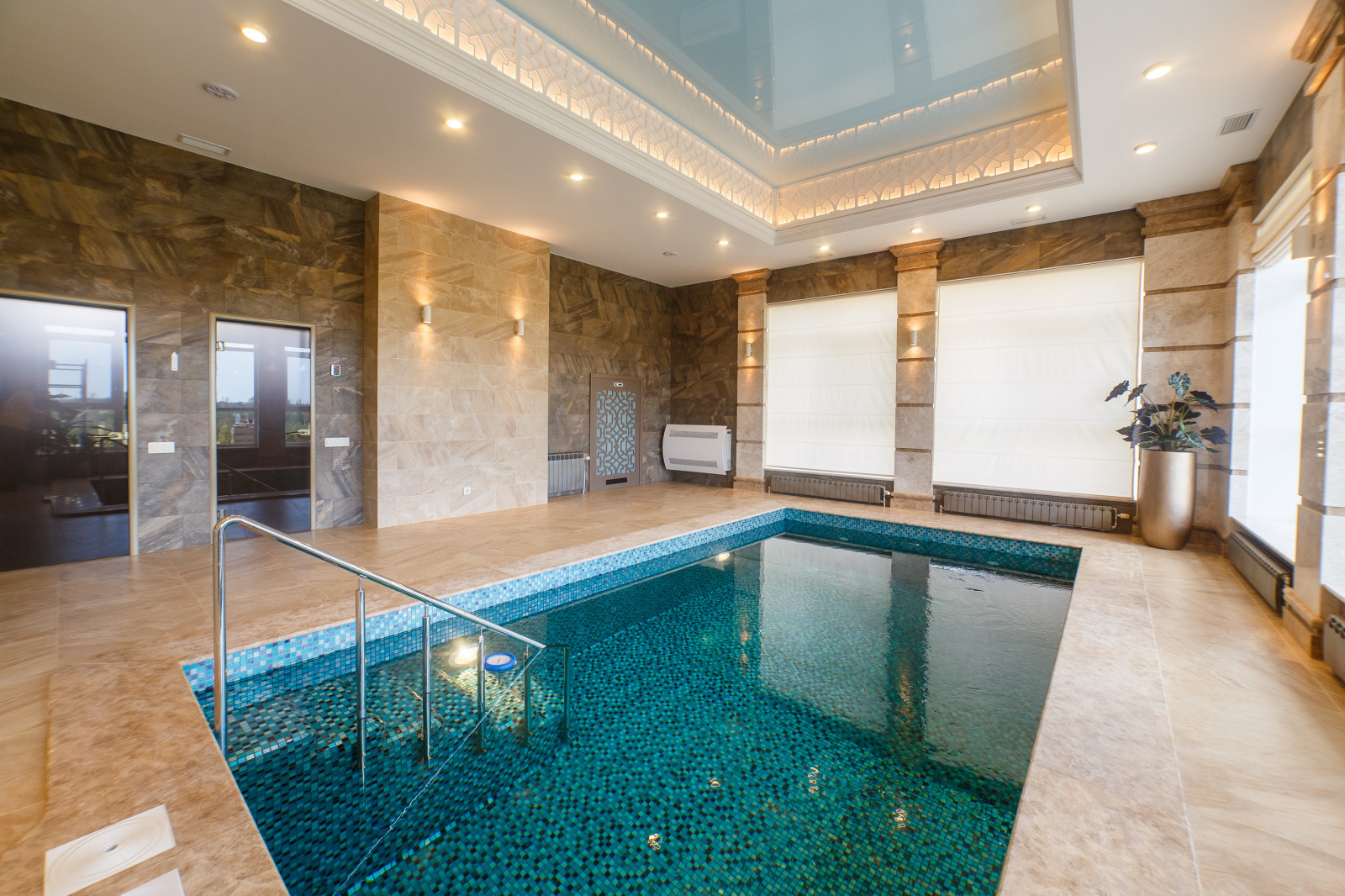 Интерьер загородного дома с двусветным пространством