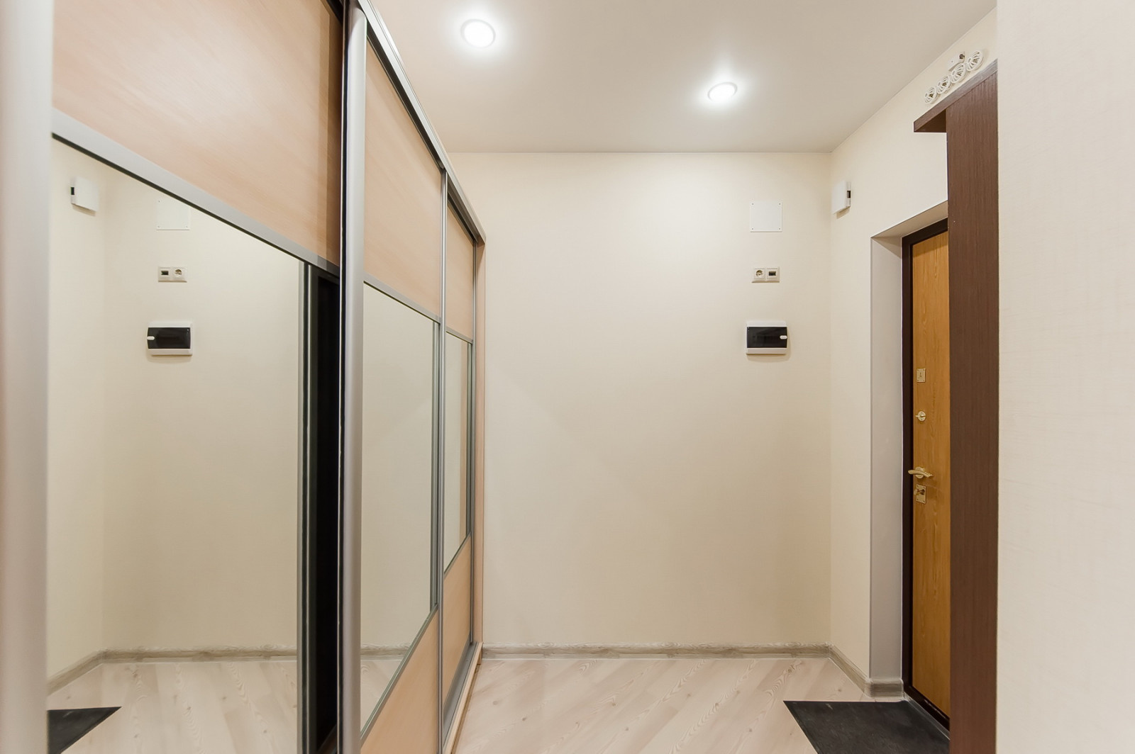 Прихожая. Светлая прихожая с большим вместительным шкафом.