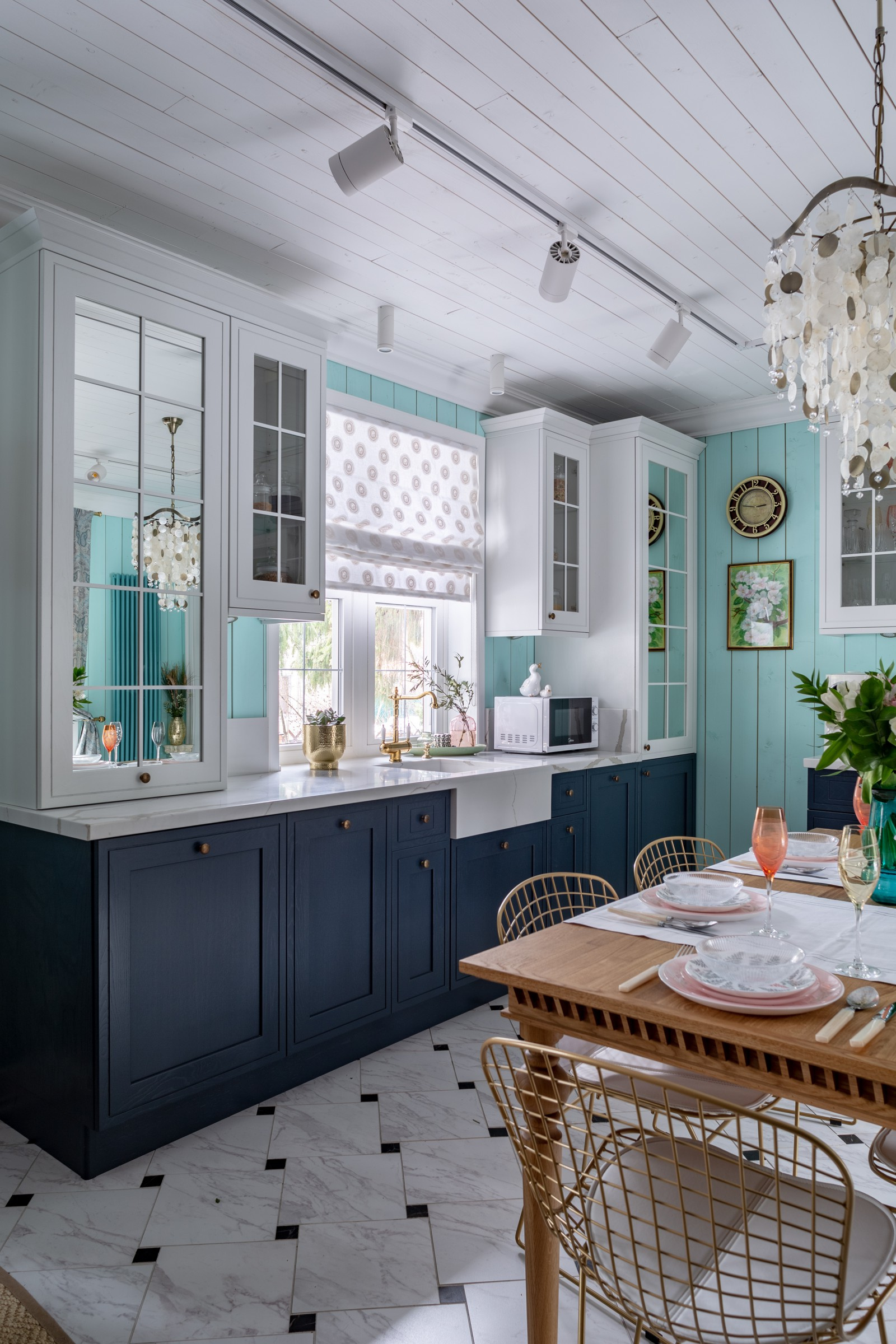 Кухня-столовая в мятных тонах