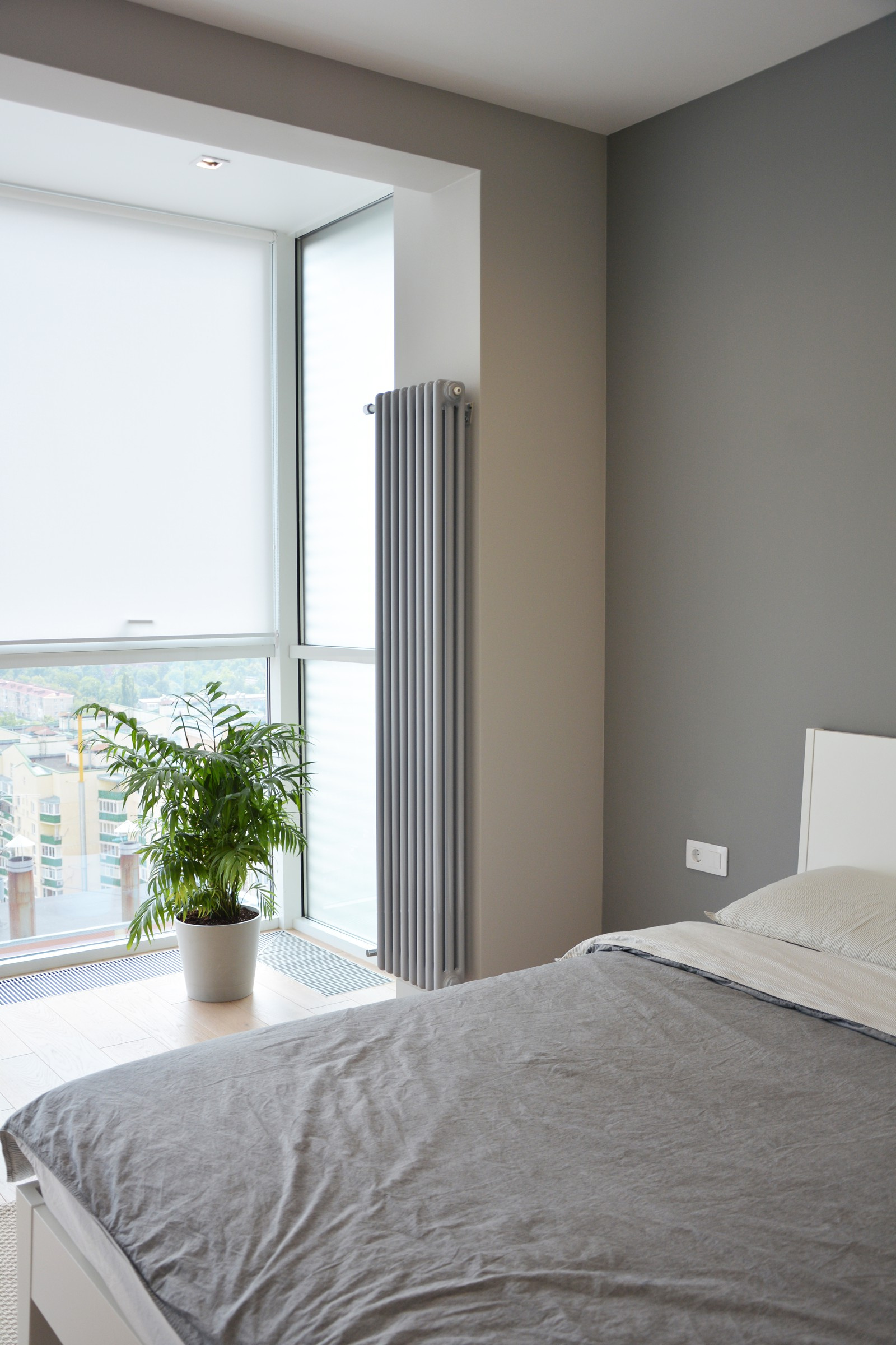 Стильная квартира для молодой семьи! Светлая и просторная спальня с витражным ос