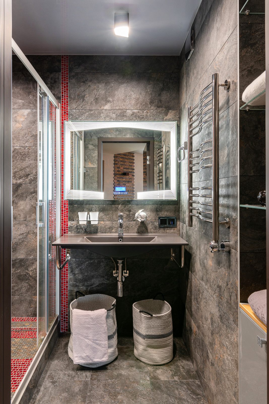 Разные полюса.