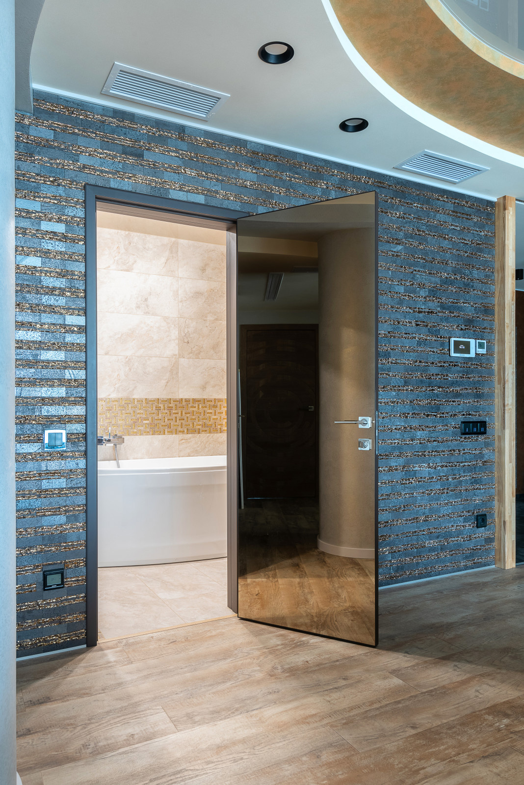 Разные полюса.