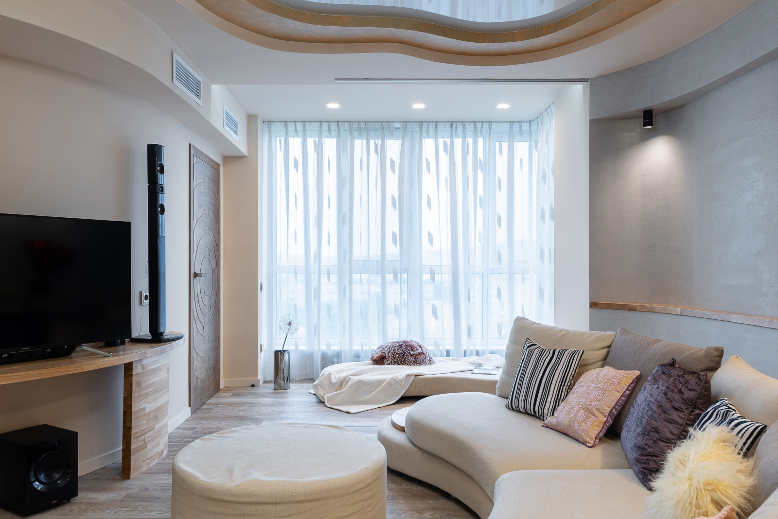 Разные полюса.