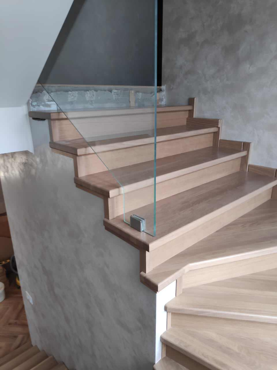 Облицовка бетонной лестницы со стеклянным ограждением