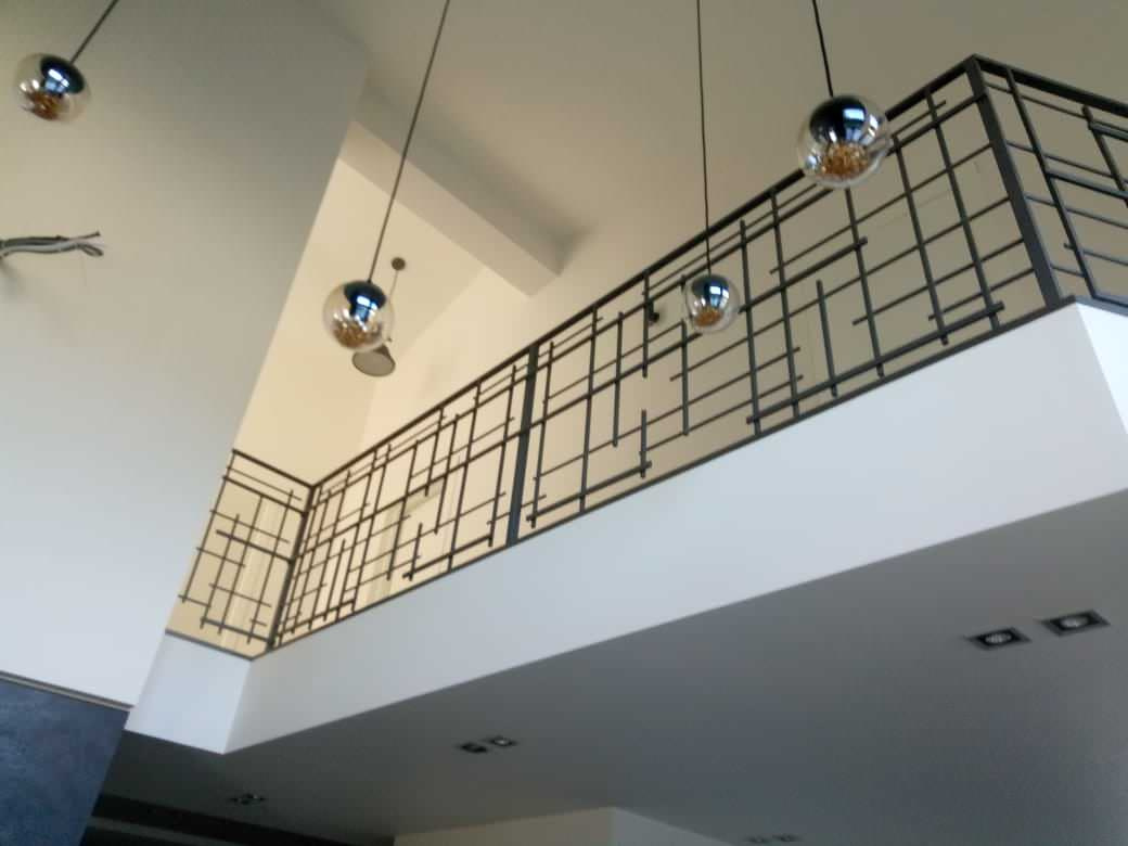 Облицовка бетонной лестницы со сварным металлическим ограждением